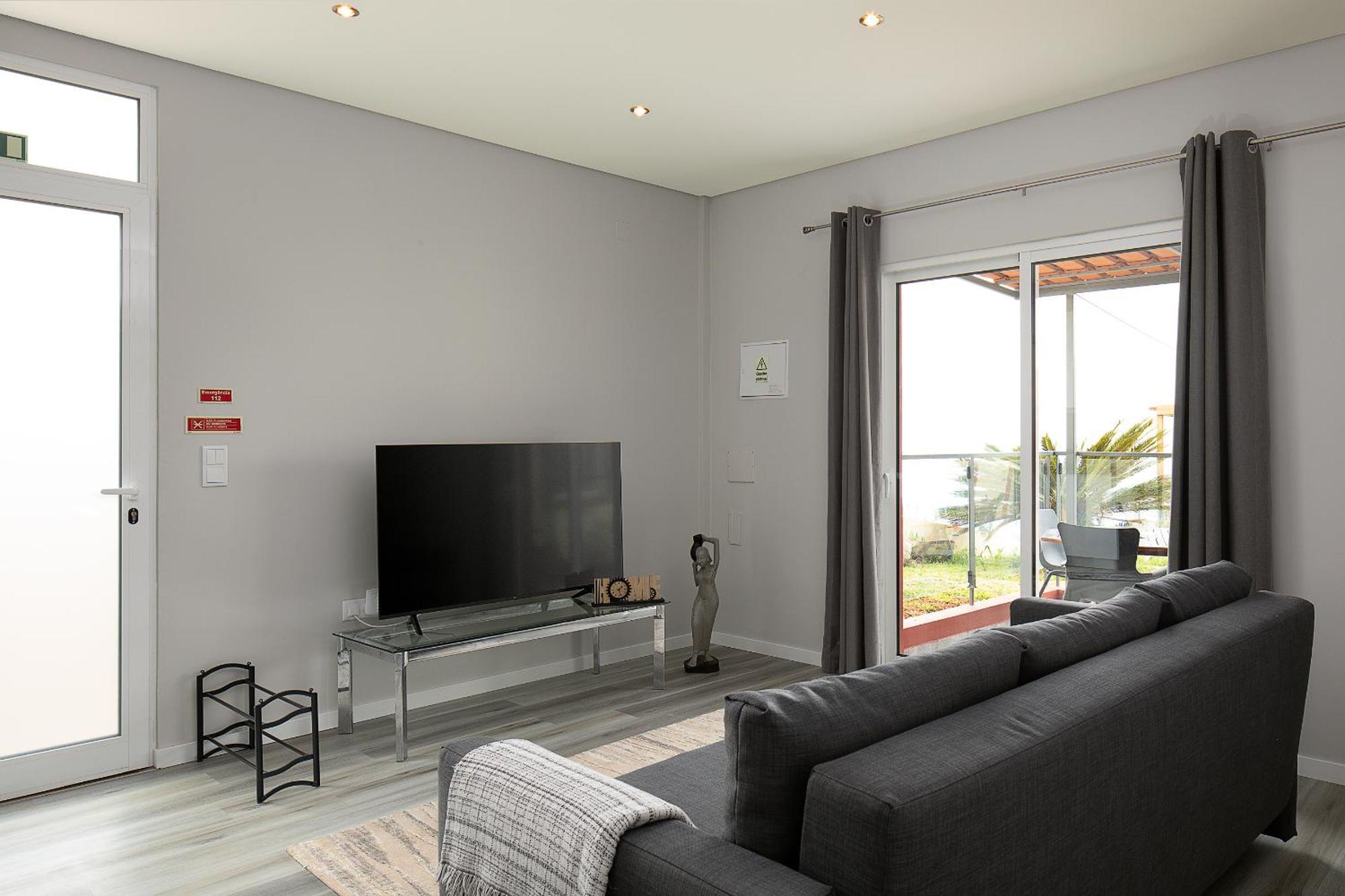 Casa Da Relva Com Piscina Aquecida Interna Apartment Arco da Calheta  Bagian luar foto